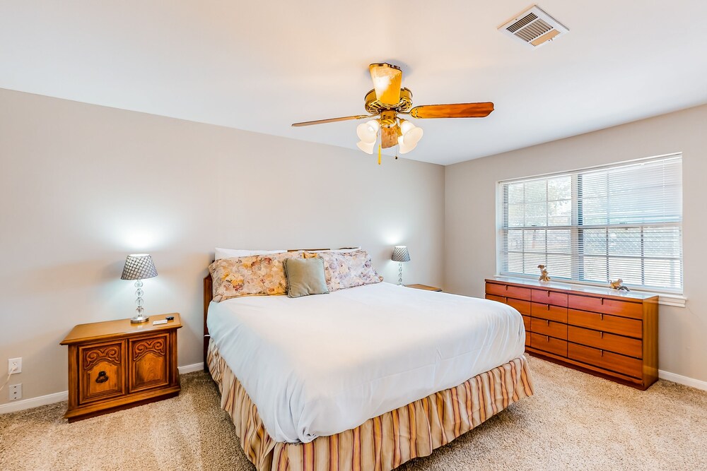 Bay Harbor Beauty House in La Porte with yard and fireplace close