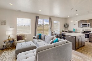 TV, fireplace, video games - Dog-friendly townhouse with mountain view, fireplace, central AC, & washer/dryer (Garden City)