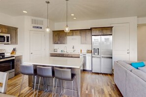 Fridge, microwave, oven, stovetop - Dog-friendly townhouse with mountain view, fireplace, central AC, & washer/dryer (Garden City)