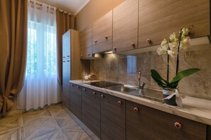 Kühlschrank, Mikrowelle, Geschirrspüler, Wasserkocher