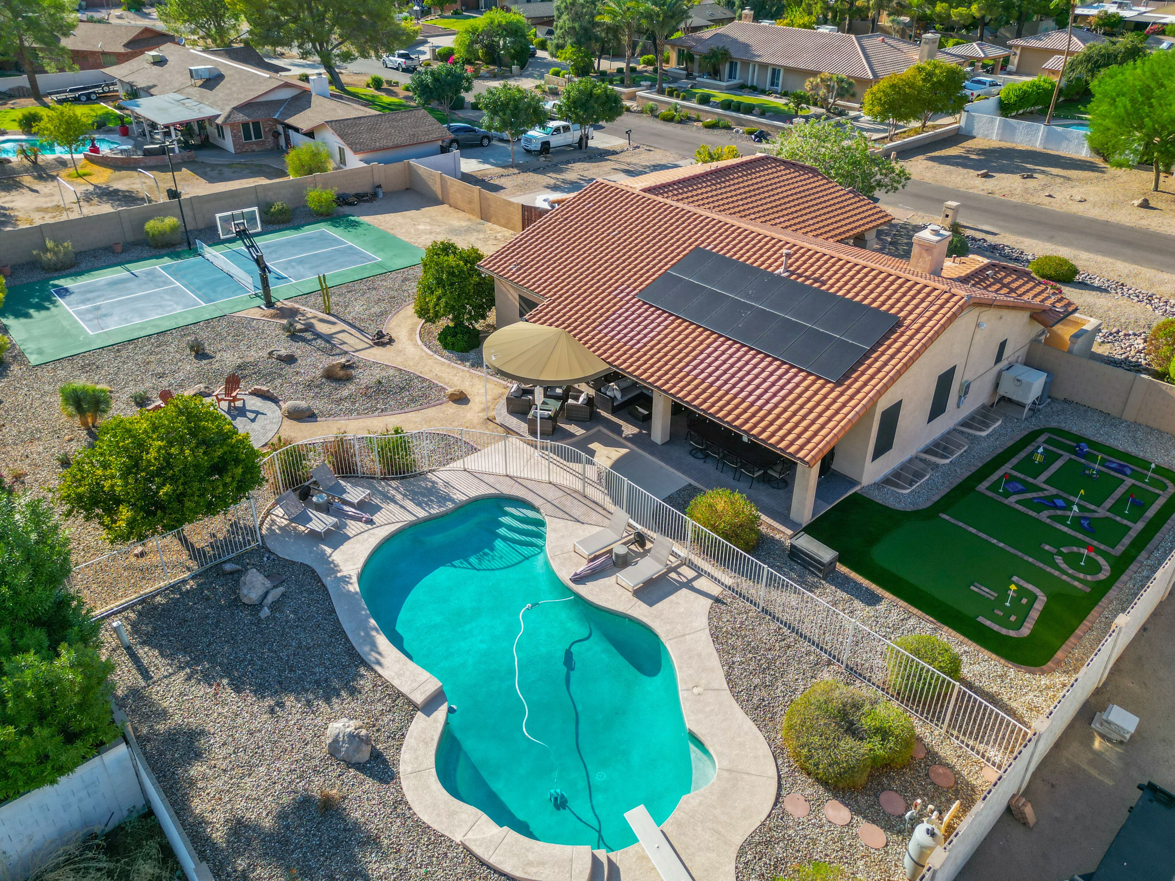 Backyard Paradise•Pickleball•Pool•Mini Golf•Arcade