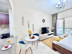 Living area - Wonderful Studio With Balcony in Business Bay (Dubai)