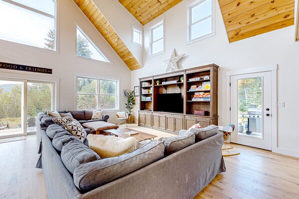 Tv, dvd-afspiller, bordtennisbord, bøger