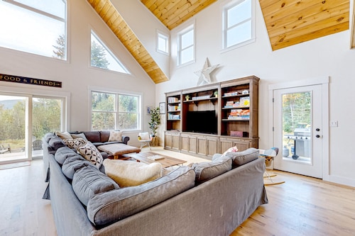 Ridgeview | Newer home in Whitefield with hot tub, firepit & mountain views