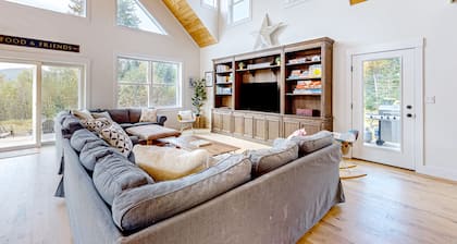 Ridgeview | Newer home in Whitefield with hot tub, firepit & mountain views