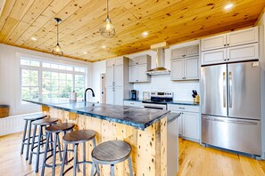 Køleskab, mikrobølgeovn, ovn, kogeplade