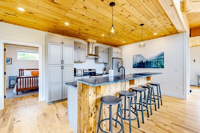 Ridgeview | Newer home in Whitefield with hot tub, firepit & mountain views
