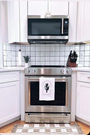 Refrigerador, microondas, horno y parrilla de estufa 