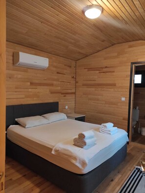 Bungalow Standard - 1 kingsize-säng - utsikt mot trädgården | Minibar, gratis wi-fi och sängkläder