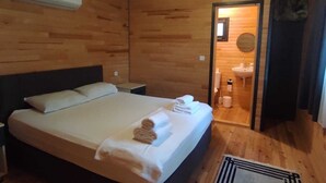 Minibar, WiFi (free), bed sheets