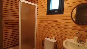 Een douche, een haardroger, een bidet, handdoeken