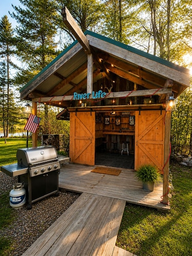 Riverfront Couples Retreat | 7mi to Ivy Black | Kayaks + Outdoor Bar