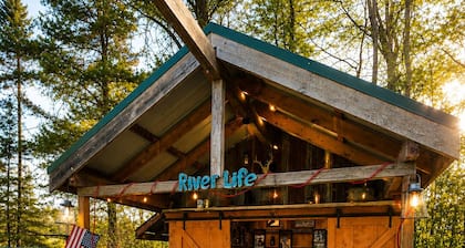 Riverfront Couples Retreat | 7mi to Ivy Black | Kayaks + Outdoor Bar
