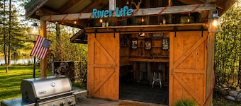 Riverfront Couples Retreat | 7mi to Ivy Black | Kayaks + Outdoor Bar