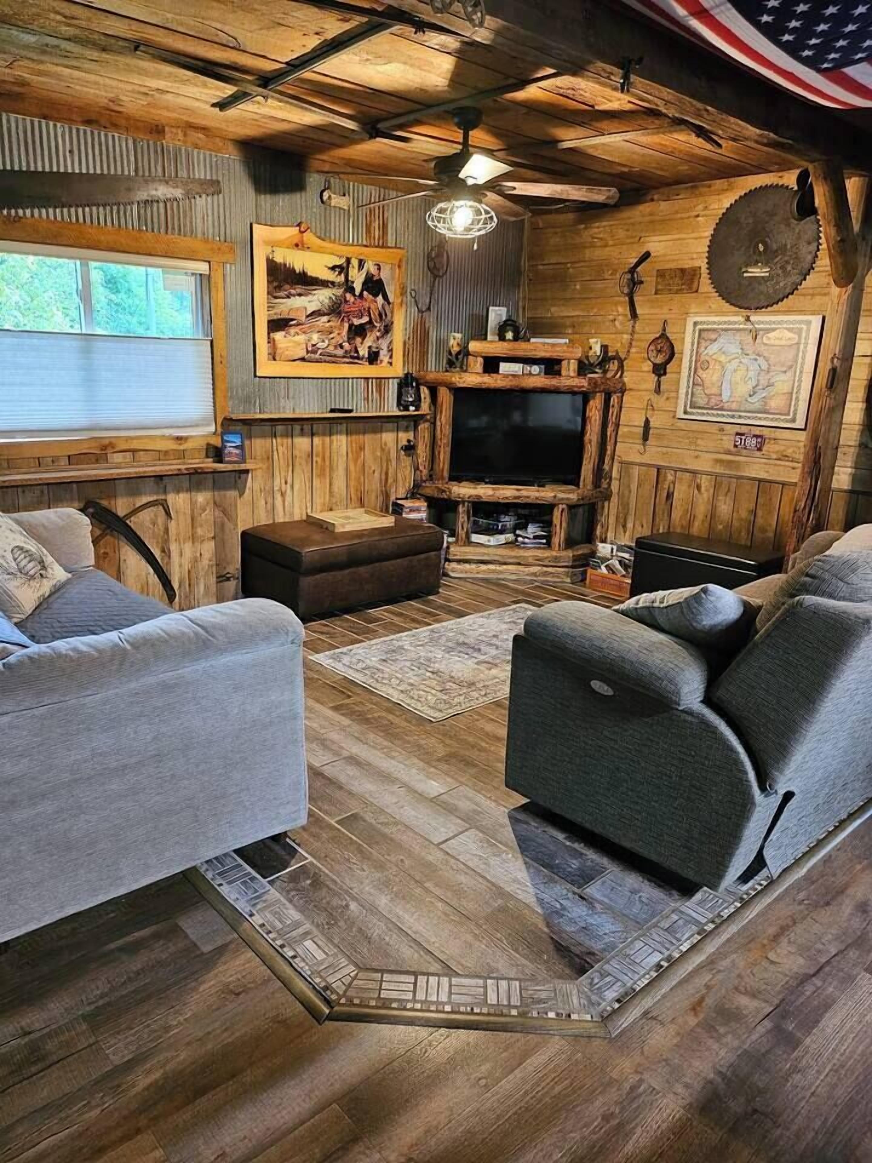 Una Smart TV, una chimenea, libros