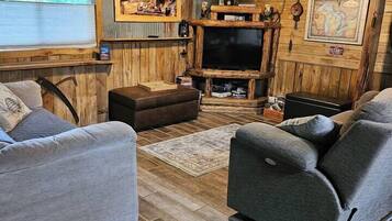 Smart-TV, peis og bøker