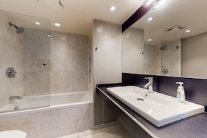 Towels - Downtown condo with city views, pool, & gym - 2 blocks from Pike Place (Seattle)