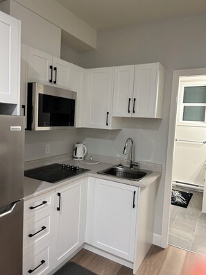 Microwave, stovetop, cookware/dishes/utensils, spices - Cozy Private Suite in Langford (Victoria)