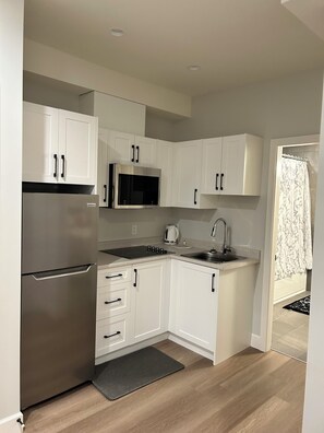 Microwave, stovetop, cookware/dishes/utensils, spices