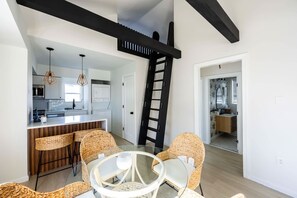 Dining - Beach Block-1min Walk-Luxury-The Reef Upstairs (Ocean City)