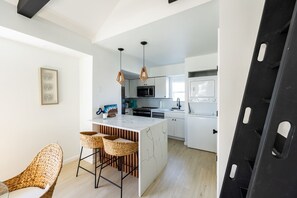 Fridge, microwave, oven, stovetop - Beach Block-1min Walk-Luxury-The Reef Upstairs (Ocean City)