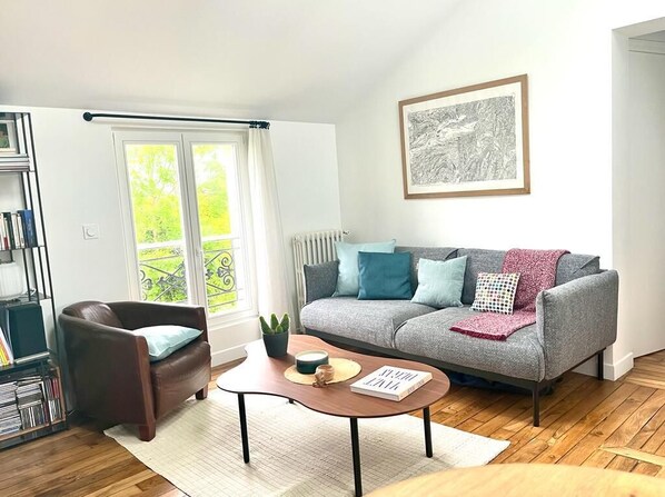 Books, stereo, printers - Attractive architect-designed apartmenteur 3 rooms 10 mn from Paris Montparnasse (Malakoff)