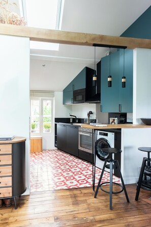 Réfrigérateur, micro-ondes, four, plaque de cuisson