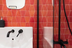 Hair dryer, towels, soap, shampoo - Attractive architect-designed apartmenteur 3 rooms 10 mn from Paris Montparnasse (Malakoff)