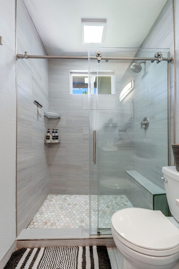 Een douche, een haardroger, handdoeken, zeep