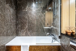 Badewanne, umweltfreundliche Kosmetikartikel, HandtĂŒcher, Seife