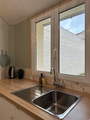 Mikrowelle, Herdplatte, Wasserkocher mit Kaffee-/Teezubehör