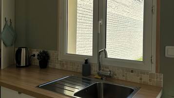 Micro-ondes, plaque de cuisson, cafetiĂšre/bouilloire