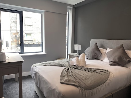 City Double Room, Multiple Bedrooms | Bathroom | Shower, hydromassage showerhead, free toiletries, hair dryer