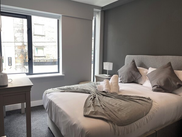 City Double Room, Multiple Bedrooms | Bathroom | Shower, hydromassage showerhead, free toiletries, hair dryer - Madison House (Galway)