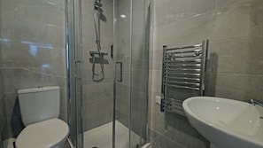 Shower, hydromassage showerhead, free toiletries, hair dryer - Madison House (Galway)