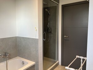 Douche, séchoir à cheveux, savon, shampooing