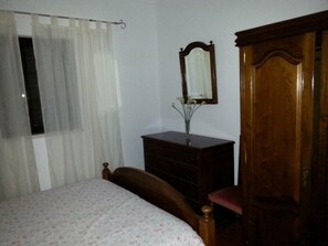 4 habitaciones, tabla de planchar con plancha, wifi y ropa de cama 