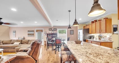 Cozy Getaway, Grill, Spacious by Zen Living