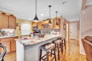 Fridge, microwave, oven, stovetop - Cozy Getaway, Grill, Spacious by Zen Living (Waxhaw)