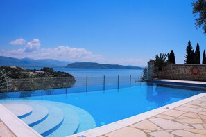 Outdoor pool - Magnificent five-bedroom villa with panoramic views of the sea
 (Corfu)