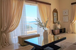 TV - Magnificent five-bedroom villa with panoramic views of the sea
 (Corfu)