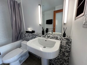 Haartrockner, Handtücher, Seife, Toilettenpapier