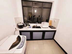 Private kitchen - Spacious 3-Bedroom Apartment with 1 Bath: Ideal for Families (Pannipitiya)