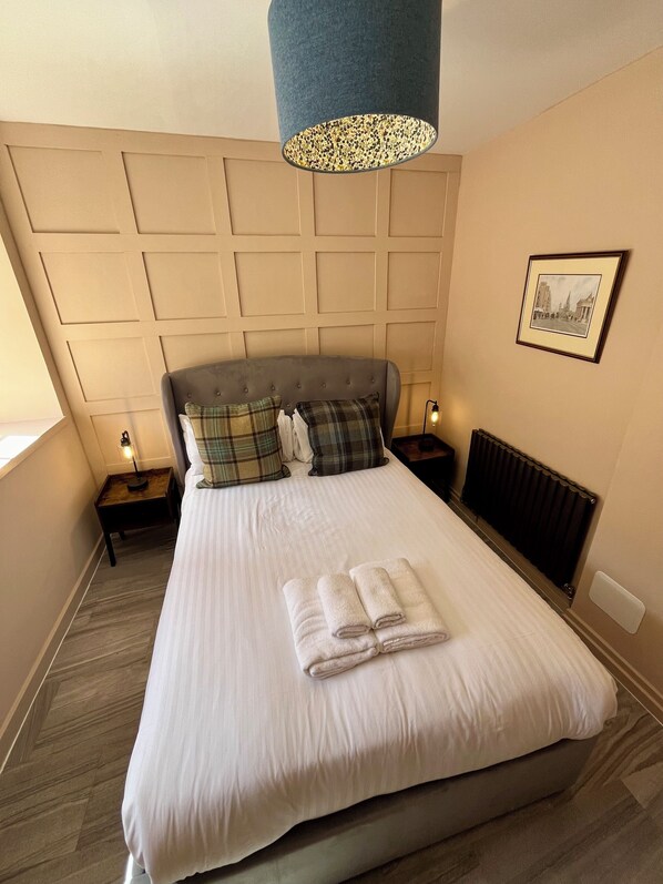 3 habitaciones, tabla de planchar con plancha, wifi y ropa de cama