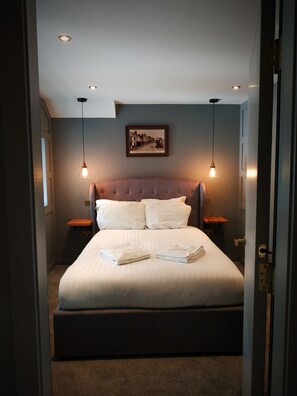 3 habitaciones, tabla de planchar con plancha, wifi y ropa de cama