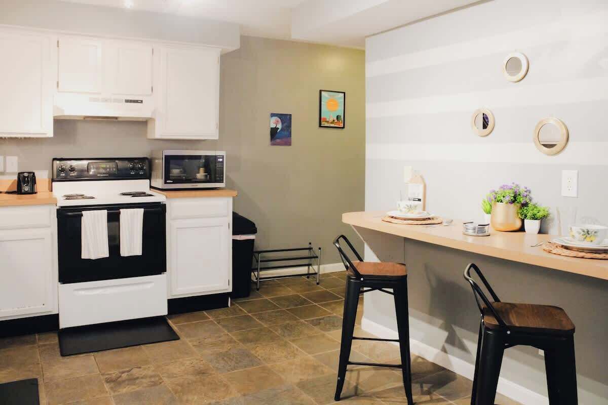 Coffee/tea maker, fridge, microwave, oven