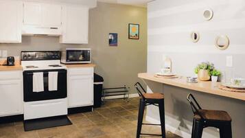 Coffee/tea maker, fridge, microwave, oven