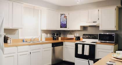 Spacious Stylish Retreat in the Heart of Clifton Neighborhood, King Bed, Coffee!