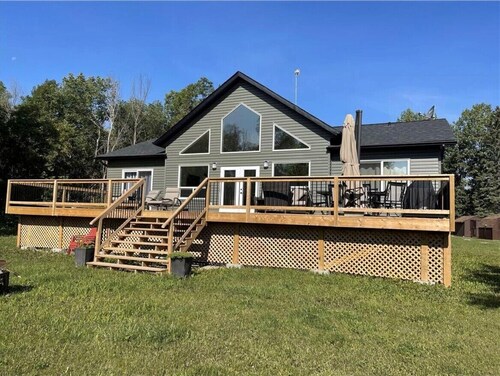 Lakefront retreat in Gimli, Manitoba!