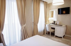 Hypo-allergenic bedding, minibar, free WiFi, bed sheets